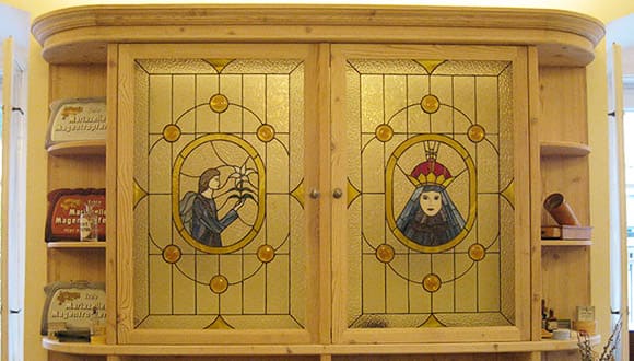 Holz-Vitrine mit Tiffany-Verglasung