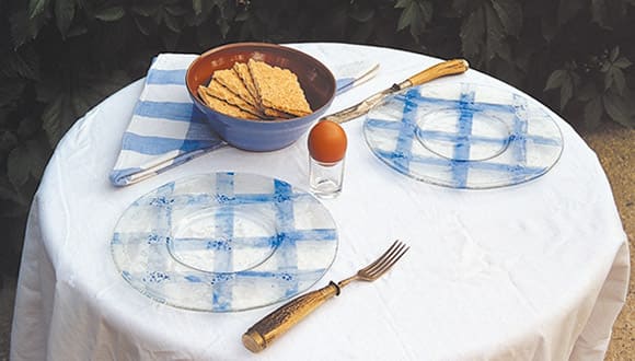 Blaukarierte Platzteller