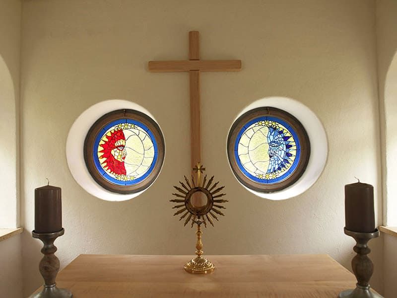 Kapellen Rundfenster mit Sonne und Mond von der Kunstglaserei Claudia Kroker Pressbaum