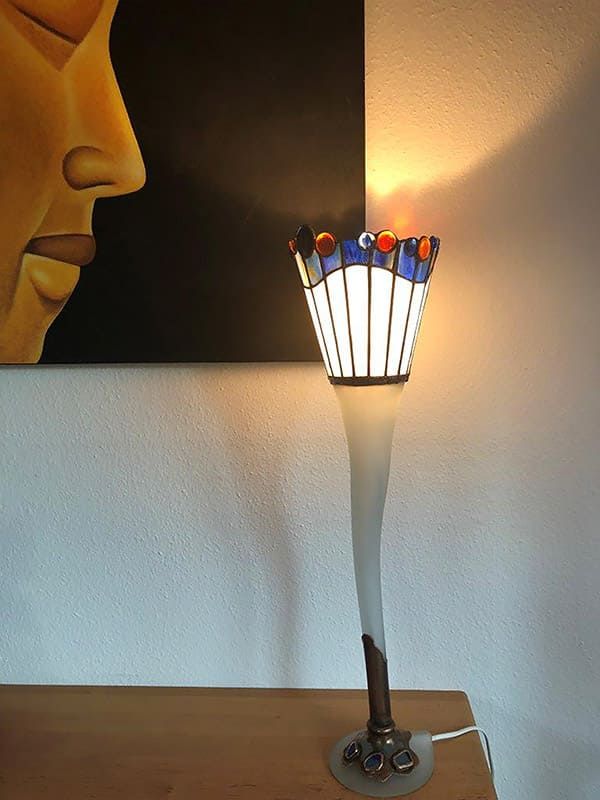 Weiße Lampe mit Tiffany Glaskunst von Claudia Kroker Pressbaum bei Wien