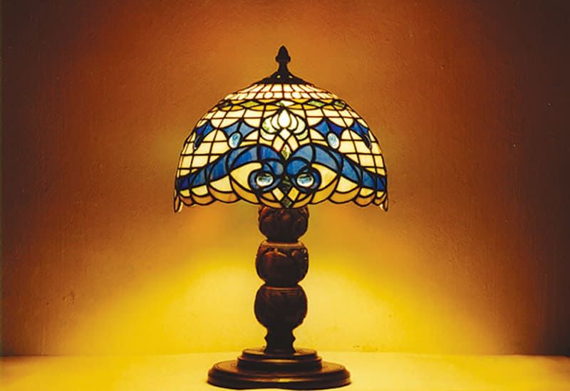 Tiffanylampe Halbkugel Lampenschirm gelb blau gemustert von der Kunstglaserei Claudia Kroker