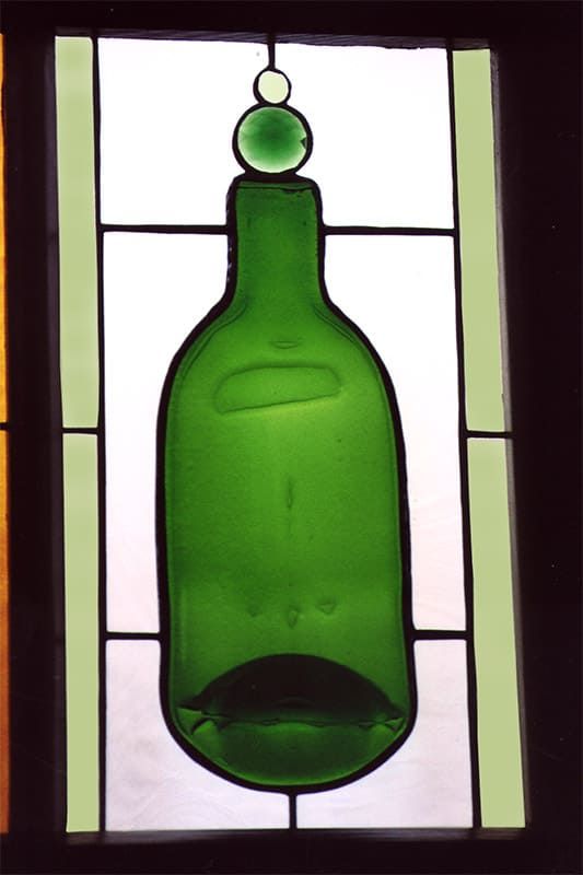 Lindenhof Flaschenfenster Weinflasche im Detail