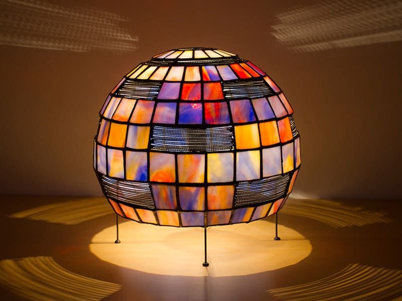 Bunte Ufo Tiffany-Lampe von der Kunstglaserei in Pressbaum bei Wien