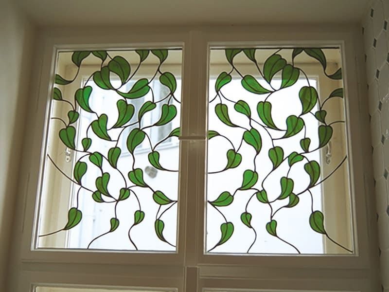 Blätter-Motiv für eine Kunstverglasung eines Oberlicht-Fensters